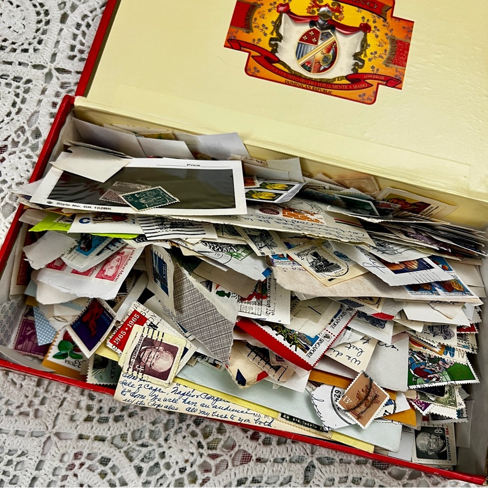 Cigar box full of postage stamps - Picture 5 of 12